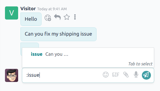 Egy élő chat beszélgetés előre definiált válasz használatával.