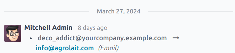 Egy közeli kép egy beszélgetési szálról, amely egy kapcsolati rekord frissítését mutatja.