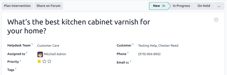 Áttekintés a weboldal Fórumok oldaláról, hogy megmutassa az elérhetőket az Odoo Helpdeskben.