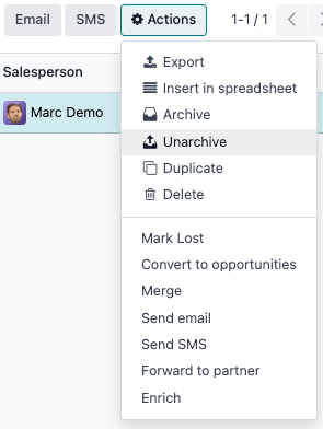 Művelet gomb a listanézetből, kiemelve a Visszaállítás opciót.