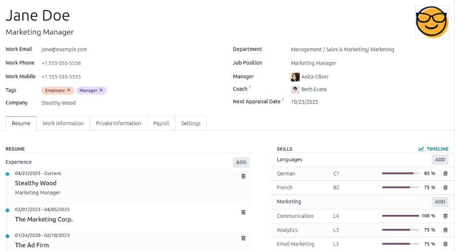 Hozzon létre egy új alkalmazotti űrlapot, amelyen minden mező ki van töltve.