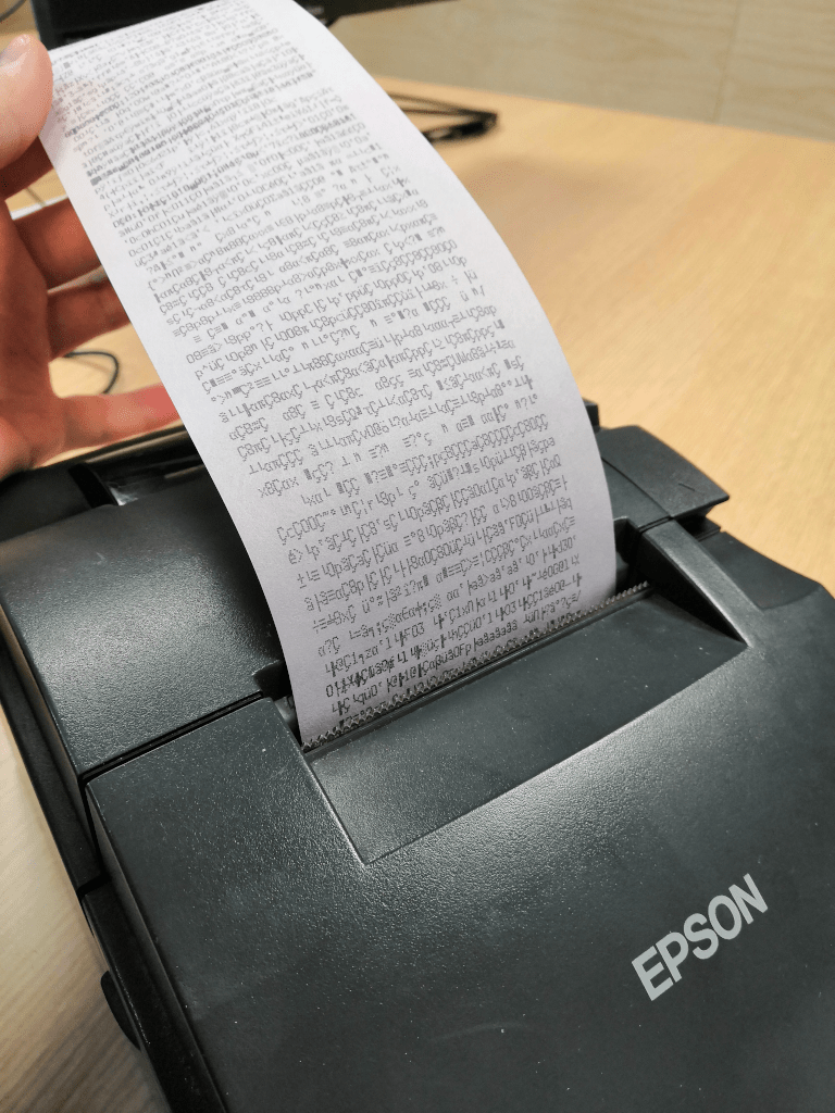 Nyomtatópapír látszólag véletlenszerű karakterekkel.