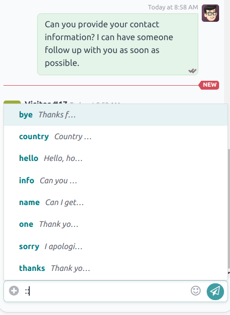 Egy csevegőablak és az elérhető előre elkészített válaszok listájának nézete.