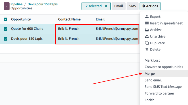 Az egyesítésre kiválasztott hasonló érdeklődők és lehetőségek listája a CRM alkalmazásban.