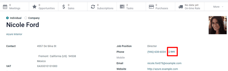Az SMS ikon az egyén kapcsolati űrlapján található az Odoo Kapcsolatokban.